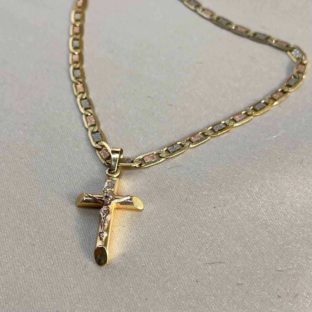 BEAUTIFUL 10K Tricolor gold chain with Crucifix